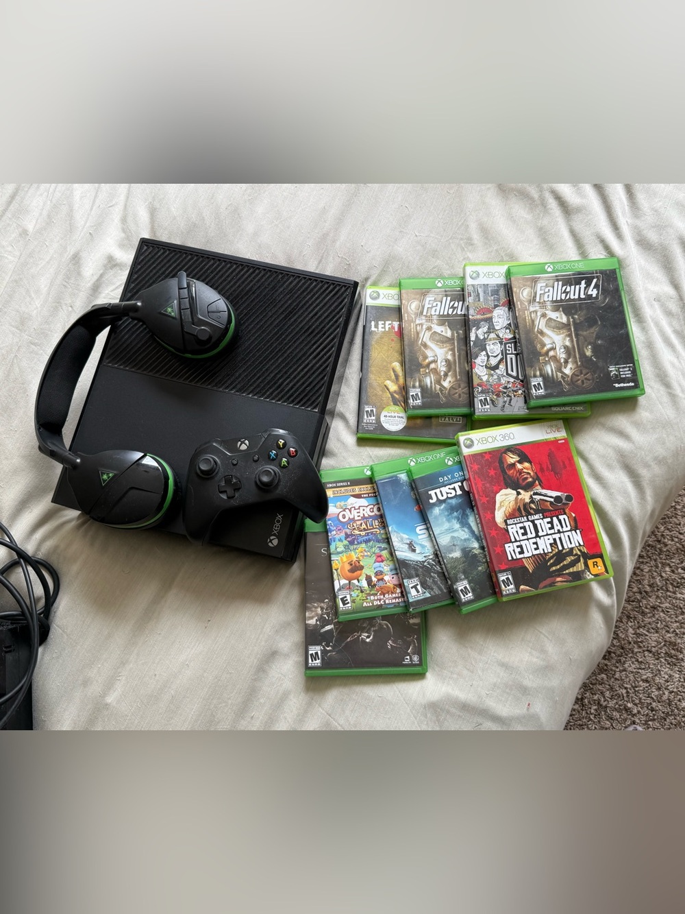 Xbox One (games, controller + headphones)